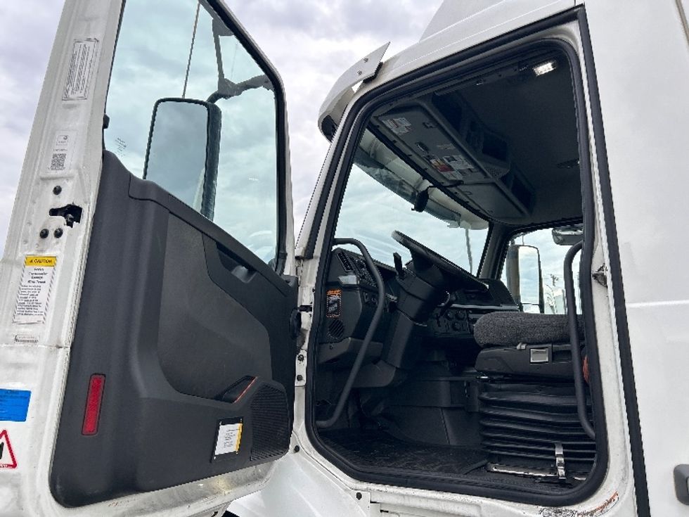 Day Cab Tractor-Heavy Duty Tractors-Volvo-2020-VNR64300-Fontana-CA-515,728\n\t\tmiles-$ 39,000 - Image 9