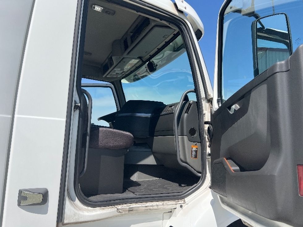 Day Cab Tractor-Heavy Duty Tractors-Volvo-2020-VNR64300-Fontana-CA-520,672\n\t\tmiles-$ 50,000 - Image 12