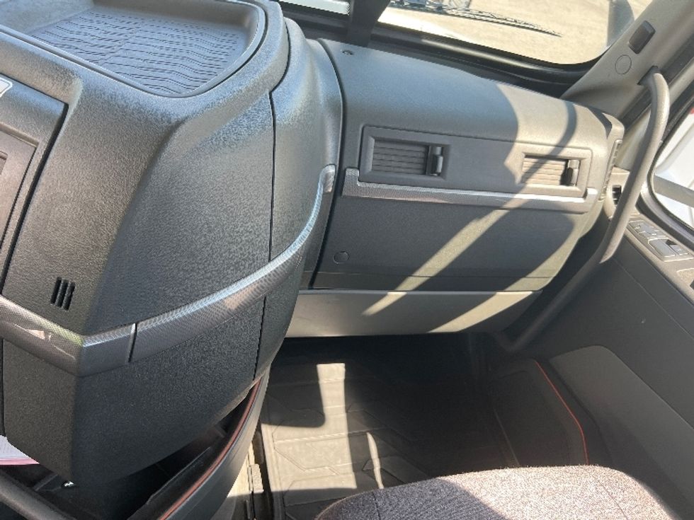 Day Cab Tractor-Heavy Duty Tractors-Volvo-2020-VNR64300-Fontana-CA-520,672\n\t\tmiles-$ 50,000 - Image 13