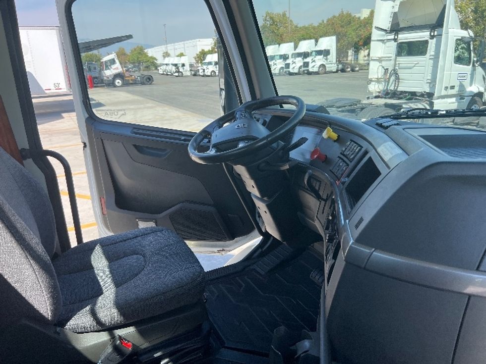 Day Cab Tractor-Heavy Duty Tractors-Volvo-2020-VNR64300-Fontana-CA-520,672\n\t\tmiles-$ 50,000 - Image 14