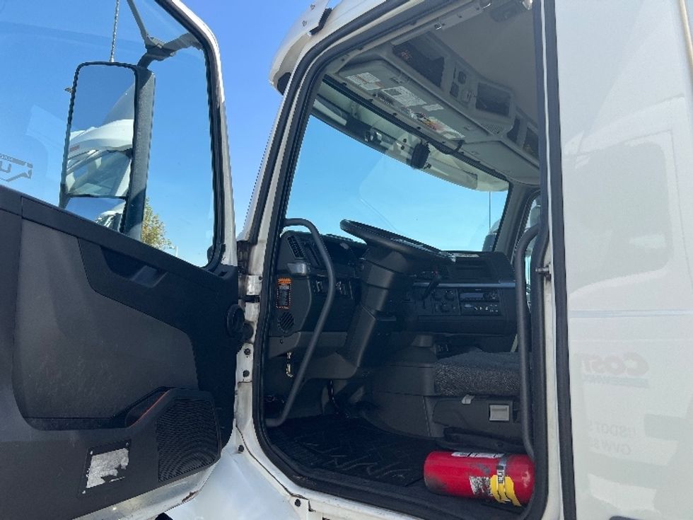 Day Cab Tractor-Heavy Duty Tractors-Volvo-2020-VNR64300-Fontana-CA-520,672\n\t\tmiles-$ 50,000 - Image 9