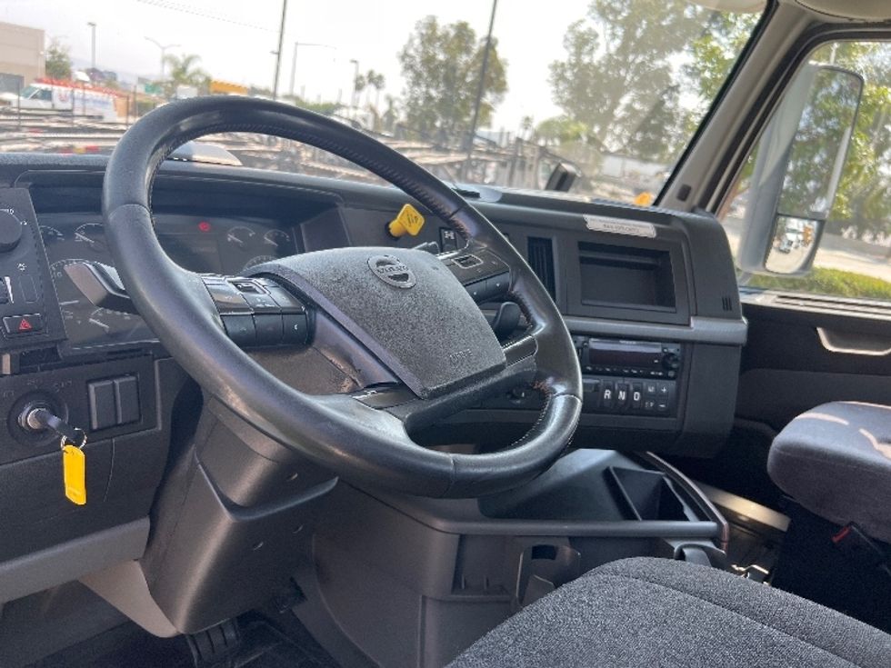 Day Cab Tractor-Heavy Duty Tractors-Volvo-2020-VNR64300-Fontana-CA-523,215\n\t\tmiles-$ 49,750 - Image 10