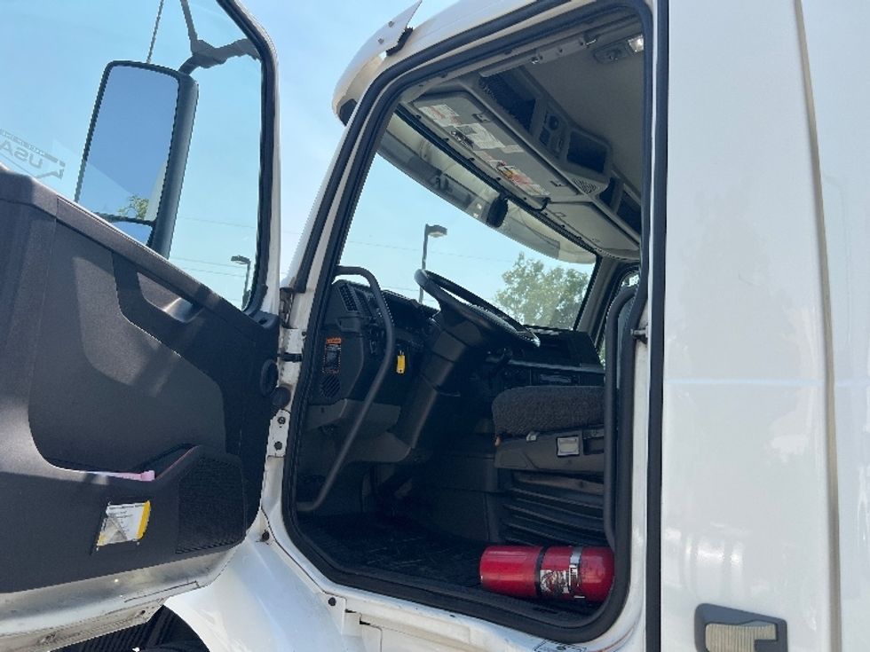 Day Cab Tractor-Heavy Duty Tractors-Volvo-2020-VNR64300-Fontana-CA-523,215\n\t\tmiles-$ 49,750 - Image 9