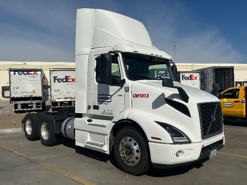 Day Cab Tractor-Heavy Duty Tractors-Volvo-2020-VNR64300-Fontana-CA-527,732\n\t\tmiles-$ 49,250 - Image 1