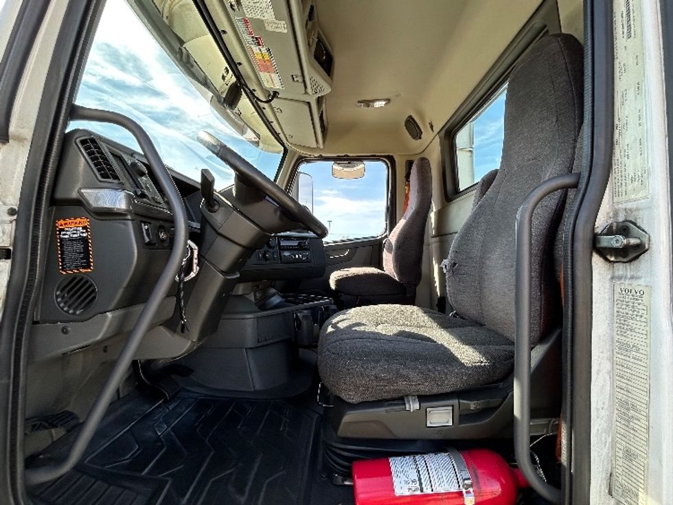 Day Cab Tractor-Heavy Duty Tractors-Volvo-2020-VNR64300-Fontana-CA-527,732\n\t\tmiles-$ 49,250 - Image 10