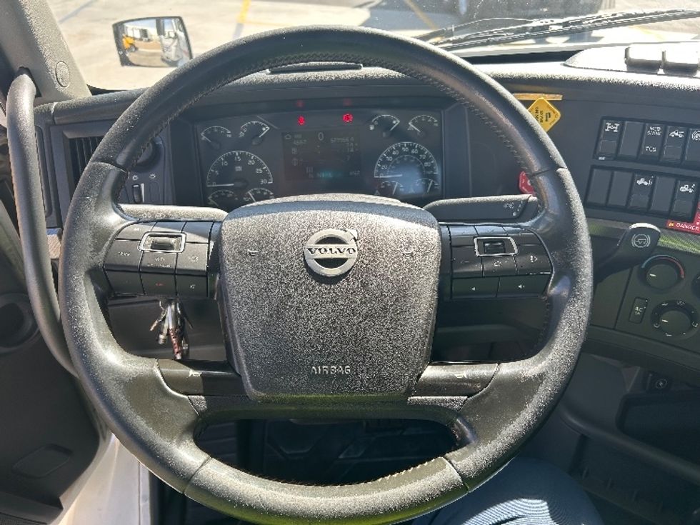 Day Cab Tractor-Heavy Duty Tractors-Volvo-2020-VNR64300-Fontana-CA-527,732\n\t\tmiles-$ 49,250 - Image 11
