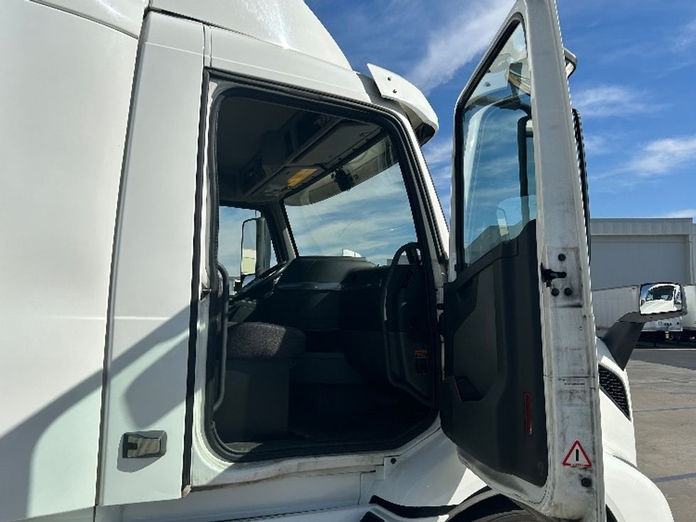 Day Cab Tractor-Heavy Duty Tractors-Volvo-2020-VNR64300-Fontana-CA-527,732\n\t\tmiles-$ 49,250 - Image 12