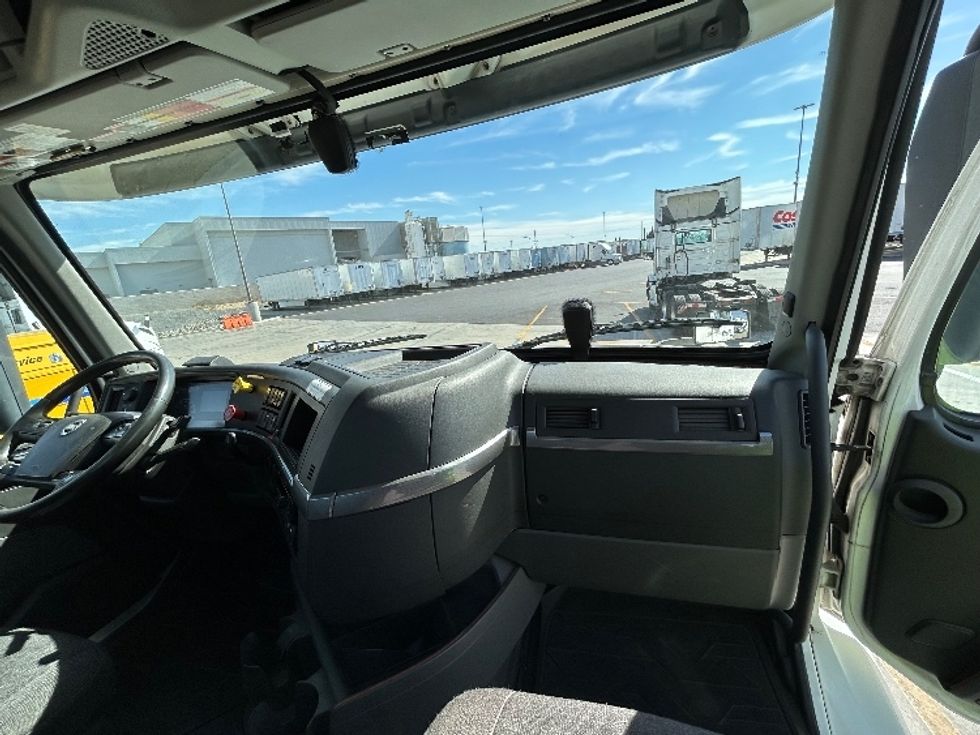 Day Cab Tractor-Heavy Duty Tractors-Volvo-2020-VNR64300-Fontana-CA-527,732\n\t\tmiles-$ 49,250 - Image 13