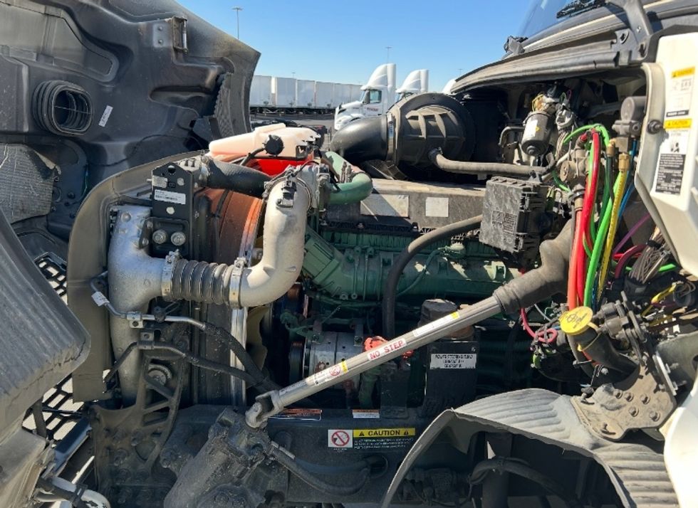 Day Cab Tractor-Heavy Duty Tractors-Volvo-2020-VNR64300-Fontana-CA-527,732\n\t\tmiles-$ 49,250 - Image 16