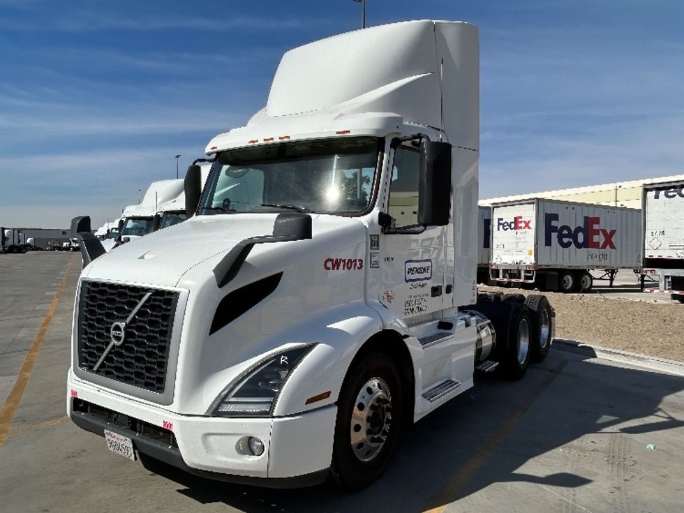 Day Cab Tractor-Heavy Duty Tractors-Volvo-2020-VNR64300-Fontana-CA-527,732\n\t\tmiles-$ 49,250 - Image 3