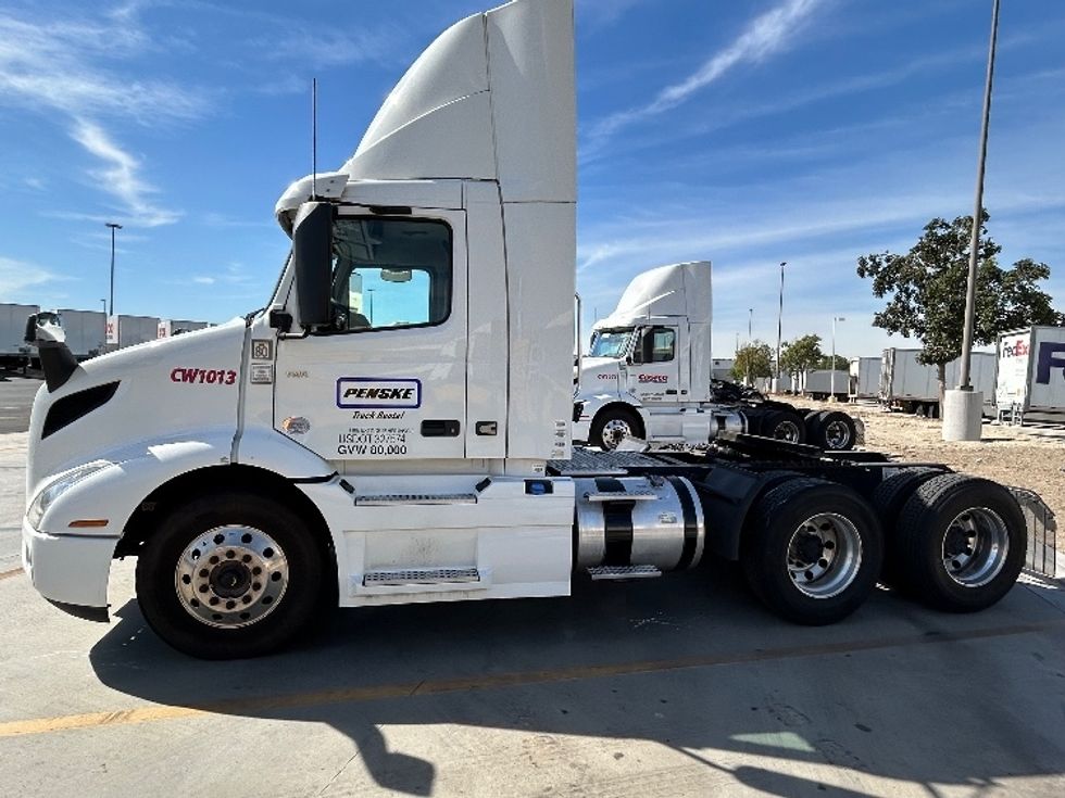 Day Cab Tractor-Heavy Duty Tractors-Volvo-2020-VNR64300-Fontana-CA-527,732\n\t\tmiles-$ 49,250 - Image 4