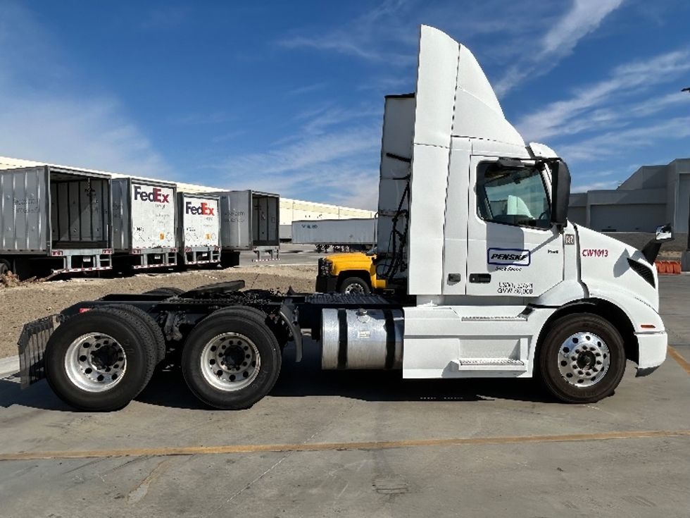 Day Cab Tractor-Heavy Duty Tractors-Volvo-2020-VNR64300-Fontana-CA-527,732\n\t\tmiles-$ 49,250 - Image 8