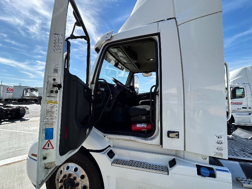 Day Cab Tractor-Heavy Duty Tractors-Volvo-2020-VNR64300-Fontana-CA-527,732\n\t\tmiles-$ 49,250 - Image 9