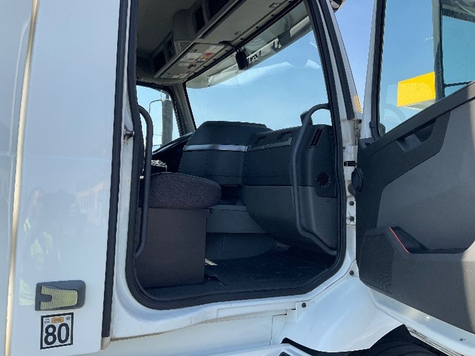 Day Cab Tractor-Heavy Duty Tractors-Volvo-2020-VNR64300-Fontana-CA-532,123\n\t\tmiles-$ 40,750 - Image 12