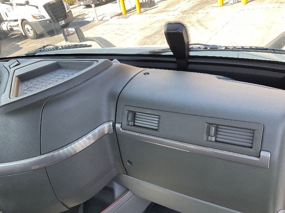 Day Cab Tractor-Heavy Duty Tractors-Volvo-2020-VNR64300-Fontana-CA-532,123\n\t\tmiles-$ 40,750 - Image 13