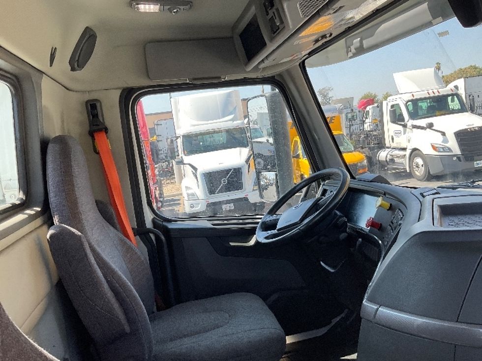 Day Cab Tractor-Heavy Duty Tractors-Volvo-2020-VNR64300-Fontana-CA-532,123\n\t\tmiles-$ 40,750 - Image 14