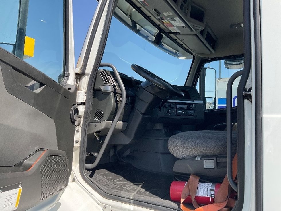 Day Cab Tractor-Heavy Duty Tractors-Volvo-2020-VNR64300-Fontana-CA-532,123\n\t\tmiles-$ 40,750 - Image 9