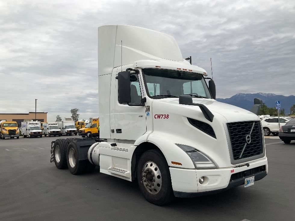 Day Cab Tractor-Heavy Duty Tractors-Volvo-2020-VNR64300-Fontana-CA-537,134\n\t\tmiles-$ 36,000 - Image 1