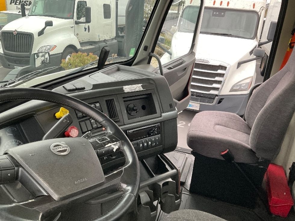 Day Cab Tractor-Heavy Duty Tractors-Volvo-2020-VNR64300-Fontana-CA-537,134\n\t\tmiles-$ 36,000 - Image 10