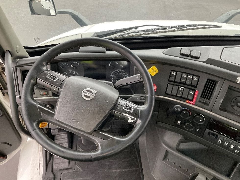 Day Cab Tractor-Heavy Duty Tractors-Volvo-2020-VNR64300-Fontana-CA-537,134\n\t\tmiles-$ 36,000 - Image 11