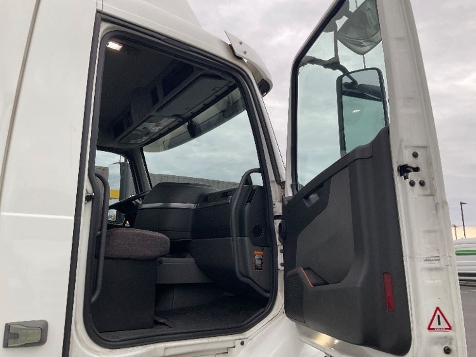 Day Cab Tractor-Heavy Duty Tractors-Volvo-2020-VNR64300-Fontana-CA-537,134\n\t\tmiles-$ 36,000 - Image 12