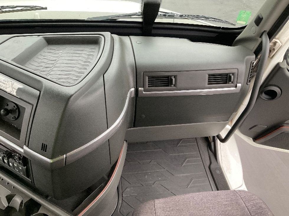 Day Cab Tractor-Heavy Duty Tractors-Volvo-2020-VNR64300-Fontana-CA-537,134\n\t\tmiles-$ 36,000 - Image 13