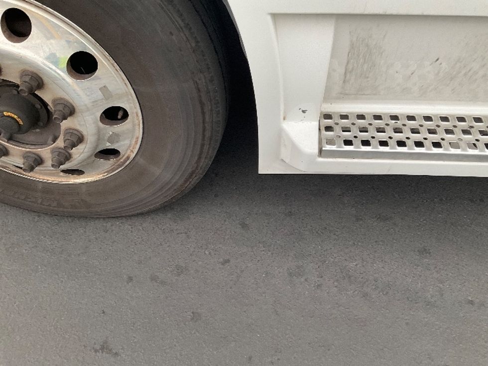 Day Cab Tractor-Heavy Duty Tractors-Volvo-2020-VNR64300-Fontana-CA-537,134\n\t\tmiles-$ 36,000 - Image 18