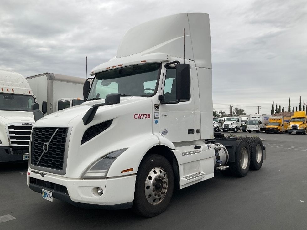 Day Cab Tractor-Heavy Duty Tractors-Volvo-2020-VNR64300-Fontana-CA-537,134\n\t\tmiles-$ 36,000 - Image 3