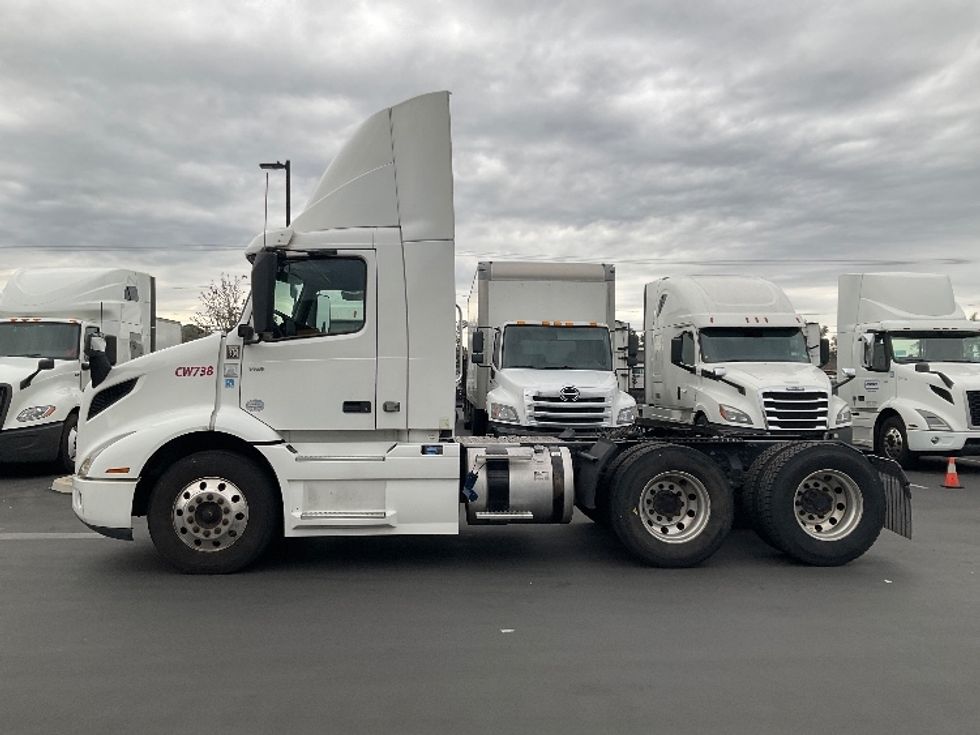 Day Cab Tractor-Heavy Duty Tractors-Volvo-2020-VNR64300-Fontana-CA-537,134\n\t\tmiles-$ 36,000 - Image 4