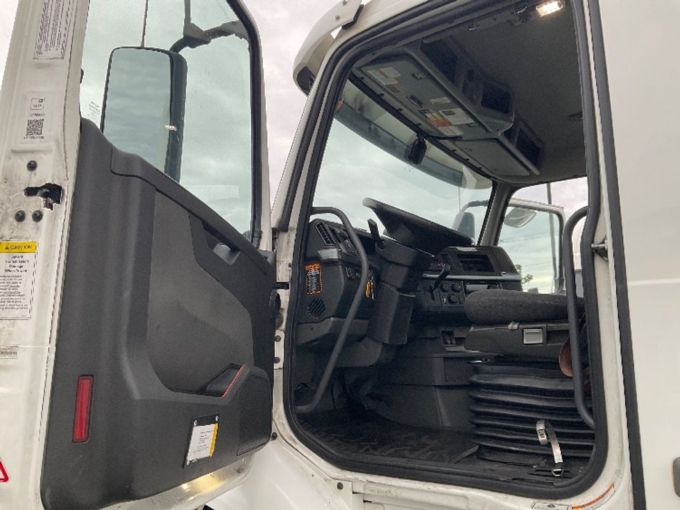 Day Cab Tractor-Heavy Duty Tractors-Volvo-2020-VNR64300-Fontana-CA-537,134\n\t\tmiles-$ 36,000 - Image 9