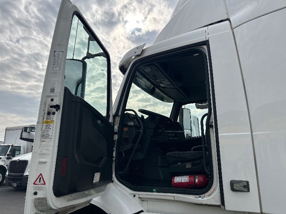 Day Cab Tractor-Heavy Duty Tractors-Volvo-2020-VNR64300-Fontana-CA-546,917\n\t\tmiles-$ 34,500 - Image 10