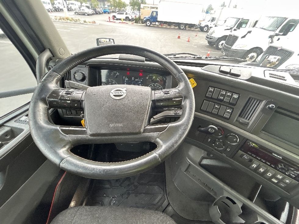 Day Cab Tractor-Heavy Duty Tractors-Volvo-2020-VNR64300-Fontana-CA-546,917\n\t\tmiles-$ 34,500 - Image 11