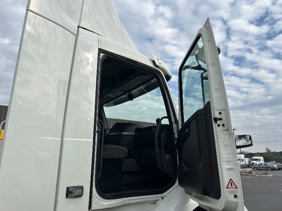 Day Cab Tractor-Heavy Duty Tractors-Volvo-2020-VNR64300-Fontana-CA-546,917\n\t\tmiles-$ 34,500 - Image 12