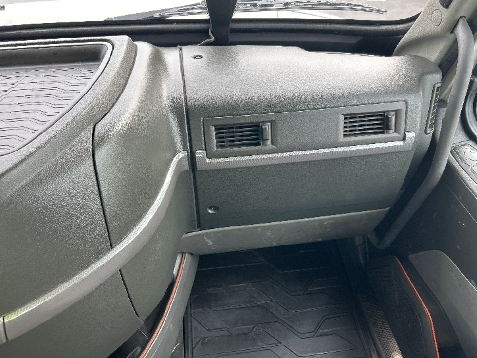 Day Cab Tractor-Heavy Duty Tractors-Volvo-2020-VNR64300-Fontana-CA-546,917\n\t\tmiles-$ 34,500 - Image 13