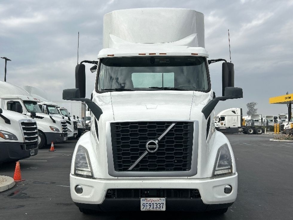 Day Cab Tractor-Heavy Duty Tractors-Volvo-2020-VNR64300-Fontana-CA-546,917\n\t\tmiles-$ 34,500 - Image 2