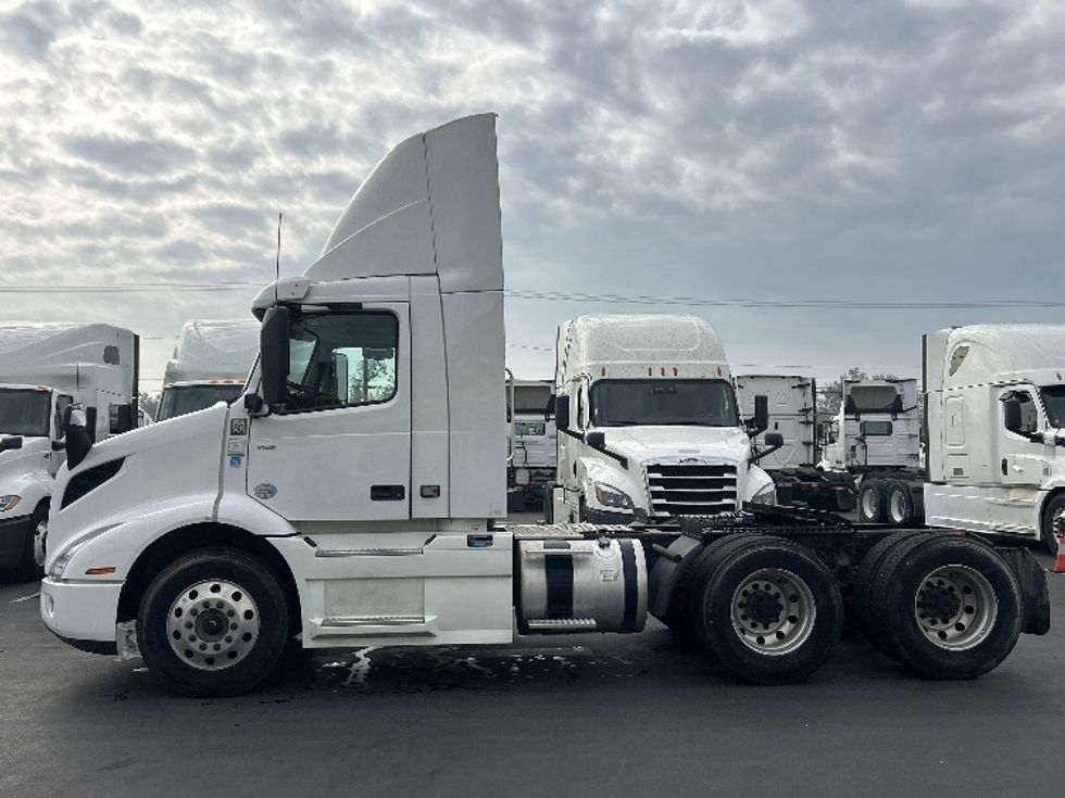 Day Cab Tractor-Heavy Duty Tractors-Volvo-2020-VNR64300-Fontana-CA-546,917\n\t\tmiles-$ 34,500 - Image 4