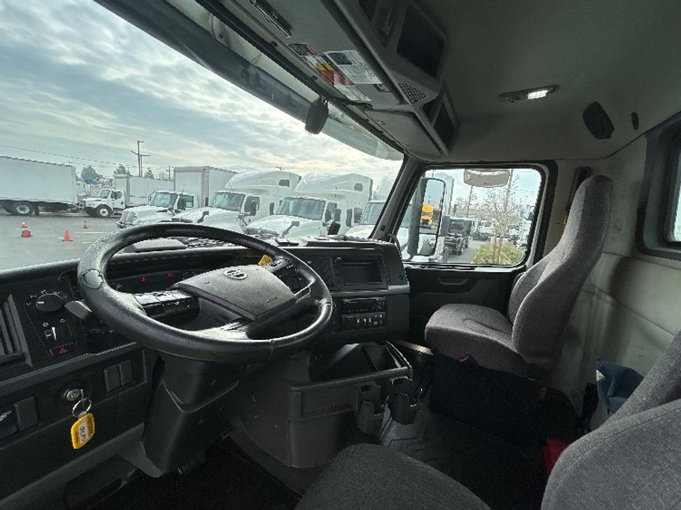 Day Cab Tractor-Heavy Duty Tractors-Volvo-2020-VNR64300-Fontana-CA-546,917\n\t\tmiles-$ 34,500 - Image 9