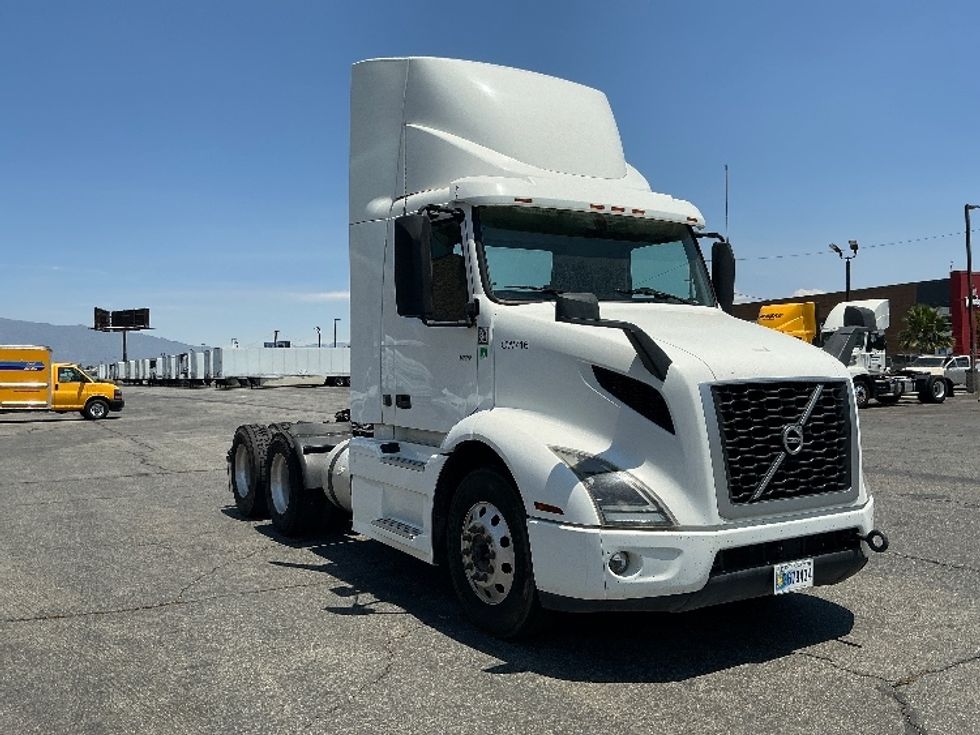 Day Cab Tractor-Heavy Duty Tractors-Volvo-2020-VNR64300-Fontana-CA-553,046\n\t\tmiles-$ 34,250 - Image 1