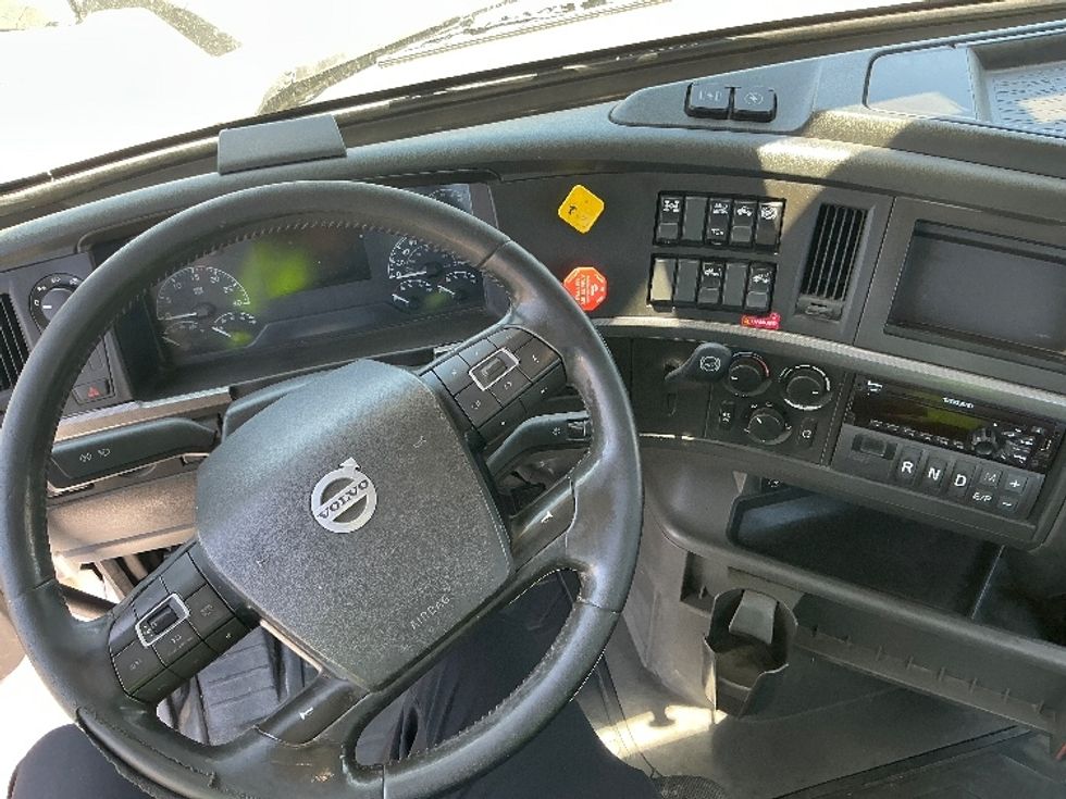 Day Cab Tractor-Heavy Duty Tractors-Volvo-2020-VNR64300-Fontana-CA-553,046\n\t\tmiles-$ 34,250 - Image 11