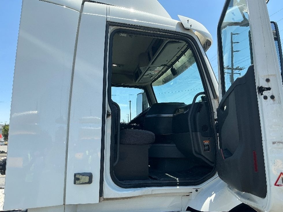 Day Cab Tractor-Heavy Duty Tractors-Volvo-2020-VNR64300-Fontana-CA-553,046\n\t\tmiles-$ 34,250 - Image 12