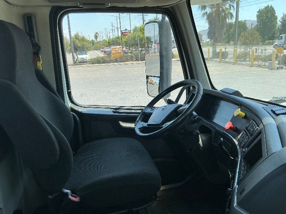 Day Cab Tractor-Heavy Duty Tractors-Volvo-2020-VNR64300-Fontana-CA-553,046\n\t\tmiles-$ 34,250 - Image 14