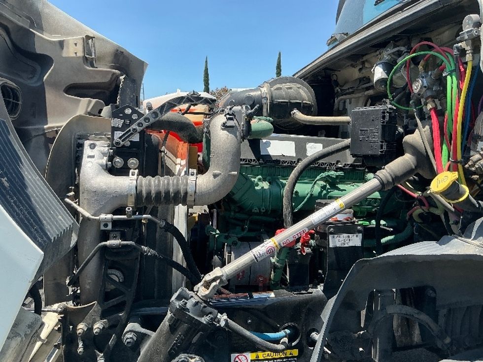 Day Cab Tractor-Heavy Duty Tractors-Volvo-2020-VNR64300-Fontana-CA-553,046\n\t\tmiles-$ 34,250 - Image 16