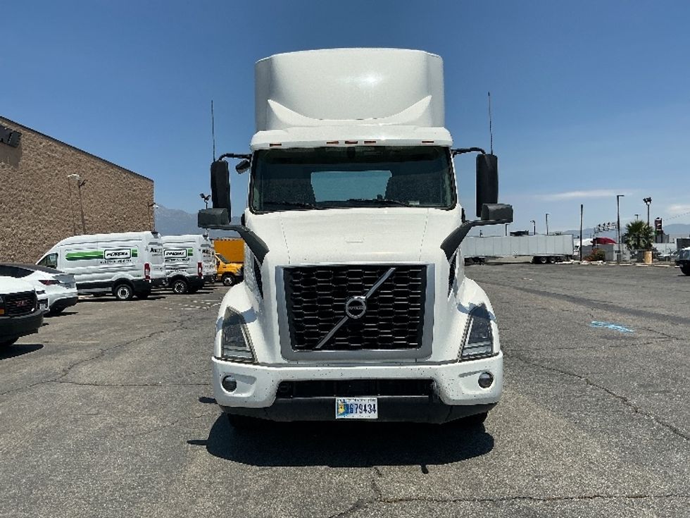 Day Cab Tractor-Heavy Duty Tractors-Volvo-2020-VNR64300-Fontana-CA-553,046\n\t\tmiles-$ 34,250 - Image 2
