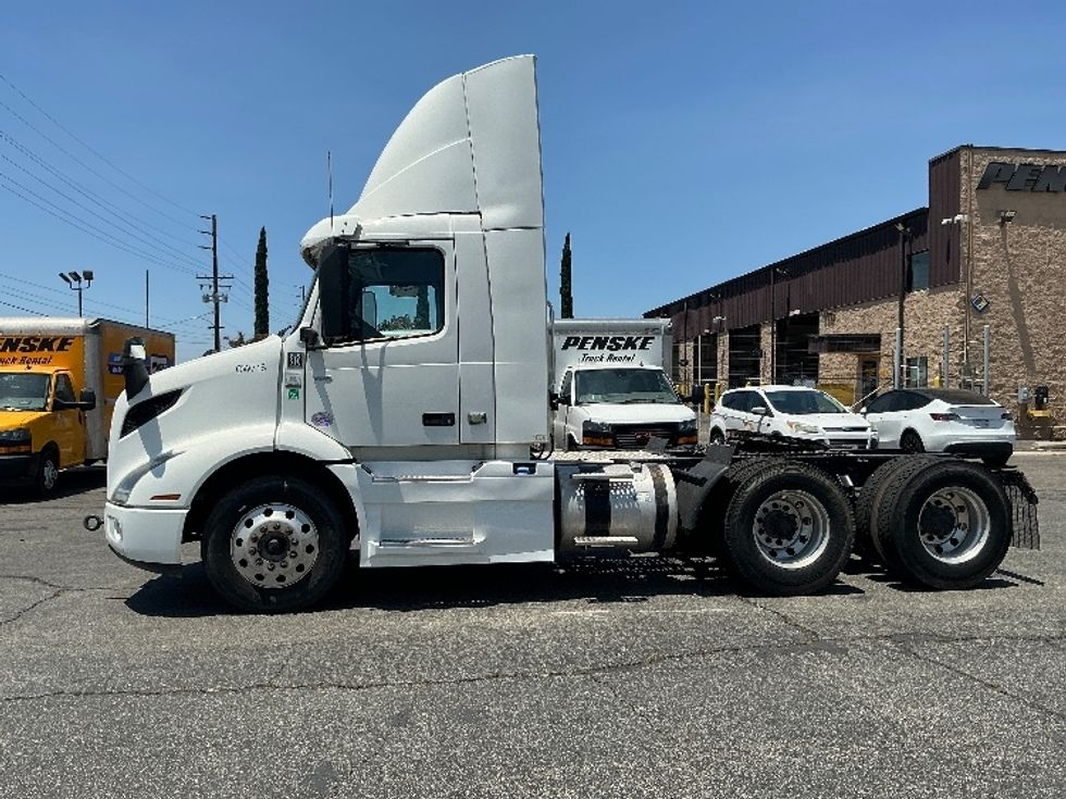 Day Cab Tractor-Heavy Duty Tractors-Volvo-2020-VNR64300-Fontana-CA-553,046\n\t\tmiles-$ 34,250 - Image 4