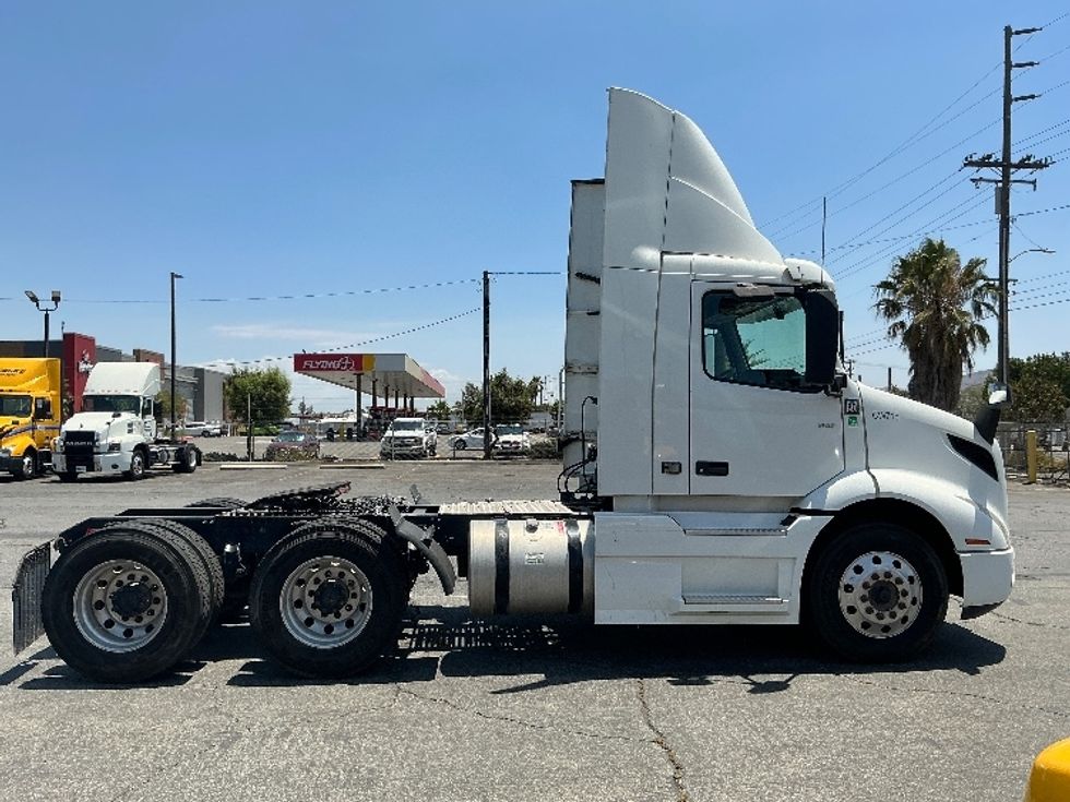 Day Cab Tractor-Heavy Duty Tractors-Volvo-2020-VNR64300-Fontana-CA-553,046\n\t\tmiles-$ 34,250 - Image 8