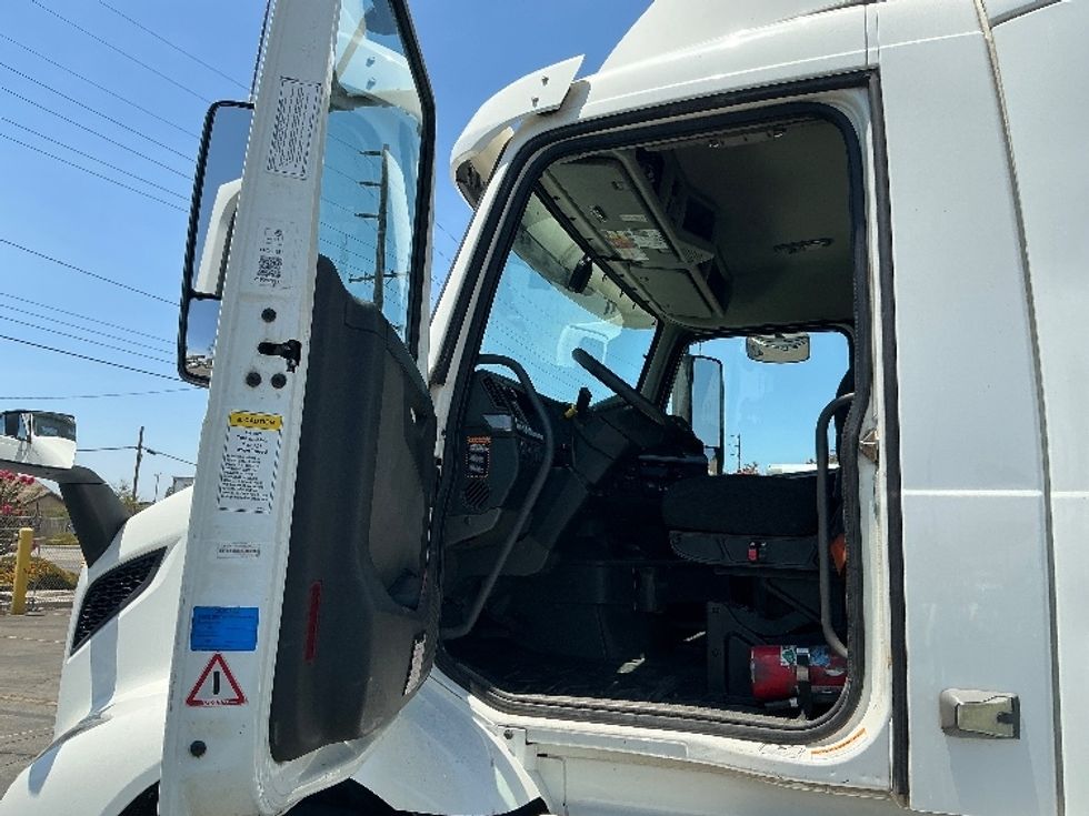 Day Cab Tractor-Heavy Duty Tractors-Volvo-2020-VNR64300-Fontana-CA-553,046\n\t\tmiles-$ 34,250 - Image 9