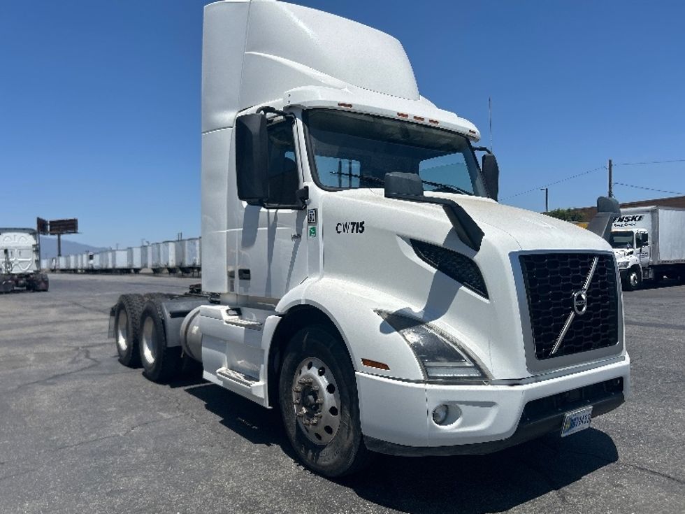 Day Cab Tractor-Heavy Duty Tractors-Volvo-2020-VNR64300-Fontana-CA-587,377\n\t\tmiles-$ 30,750 - Image 1