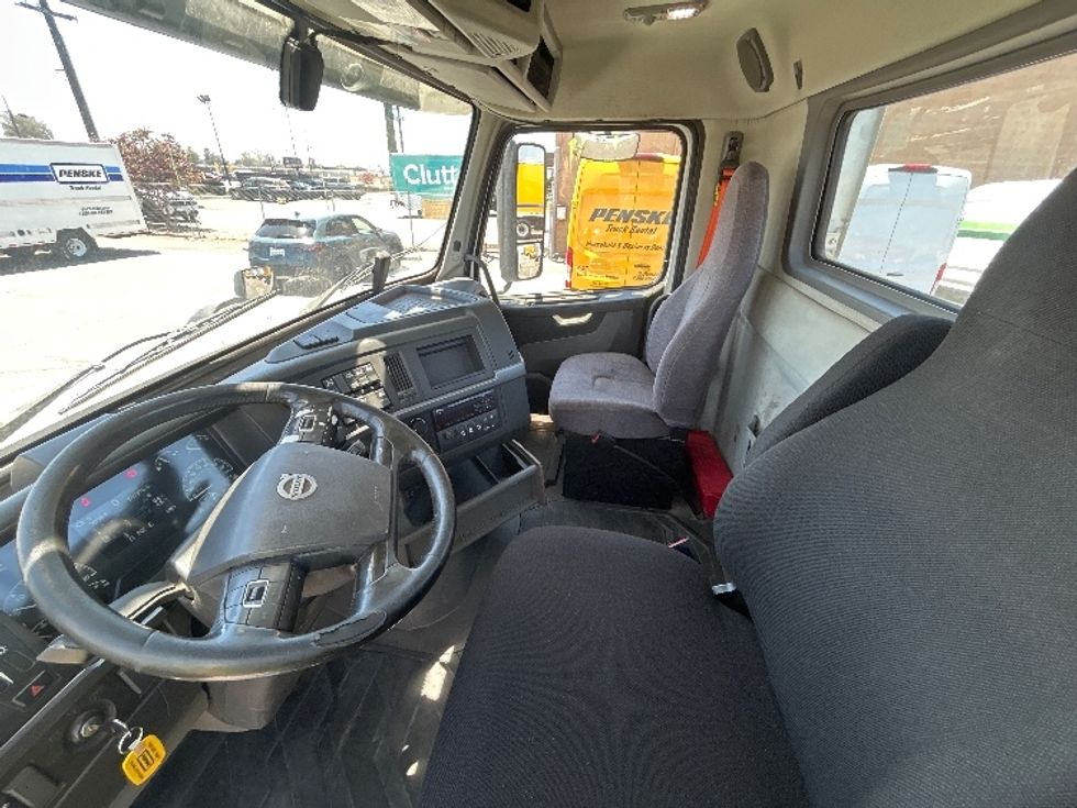Day Cab Tractor-Heavy Duty Tractors-Volvo-2020-VNR64300-Fontana-CA-587,377\n\t\tmiles-$ 30,750 - Image 10