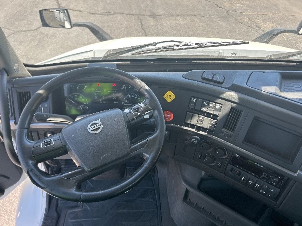 Day Cab Tractor-Heavy Duty Tractors-Volvo-2020-VNR64300-Fontana-CA-587,377\n\t\tmiles-$ 30,750 - Image 11