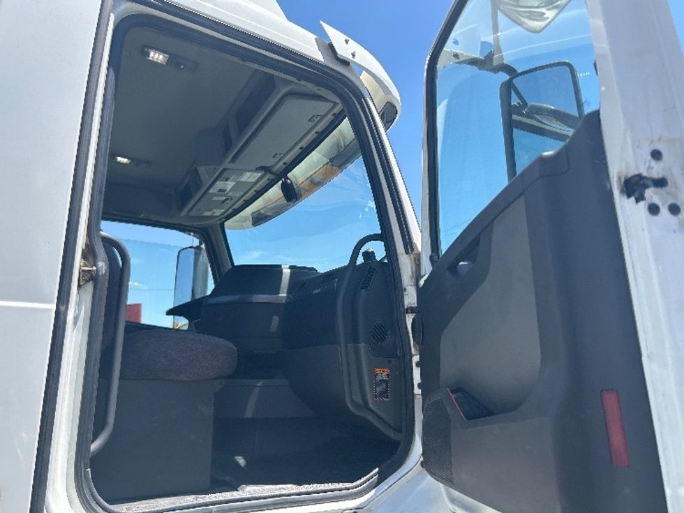 Day Cab Tractor-Heavy Duty Tractors-Volvo-2020-VNR64300-Fontana-CA-587,377\n\t\tmiles-$ 30,750 - Image 12
